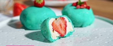 Японский десерт моти с клубникой