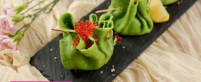 Шпинатные блинчики со сливочным муссом и подкопченным лососем