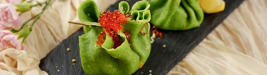 Шпинатные блинчики со сливочным муссом и подкопченным лососем