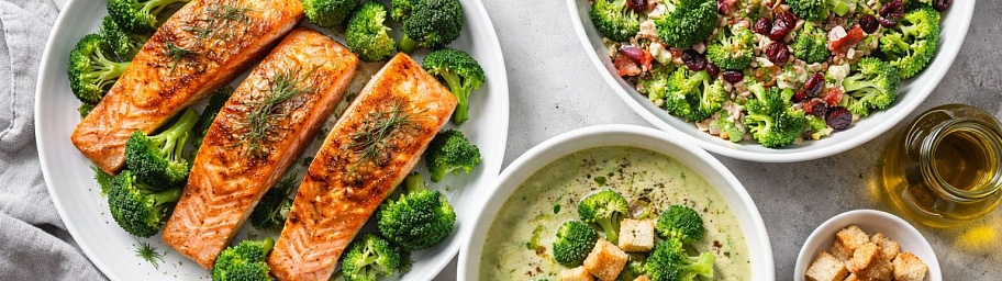 3 блюда с брокколи: «Стейк лосося» «Суп» и «Салат с брокколи, беконом и изюмом»