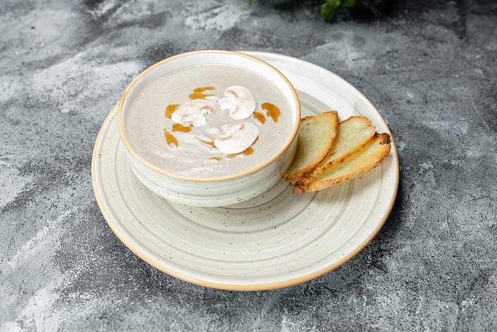 Крем-суп из шампиньонов с Луковым соусом Tamaki