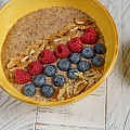 «Живой завтрак» из ягод, льна и облепихового соуса Tamaki