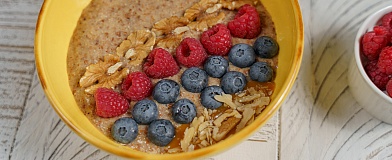 «Живой завтрак» из ягод, льна и облепихового соуса Tamaki