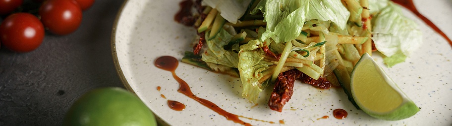 Зеленый детокс-салат с салатной заправкой Tamaki