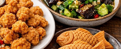 «Куриный попкорн с овощным гарниром», «Салат с баклажанами и битыми огурцами» и «Печенье тайяки»